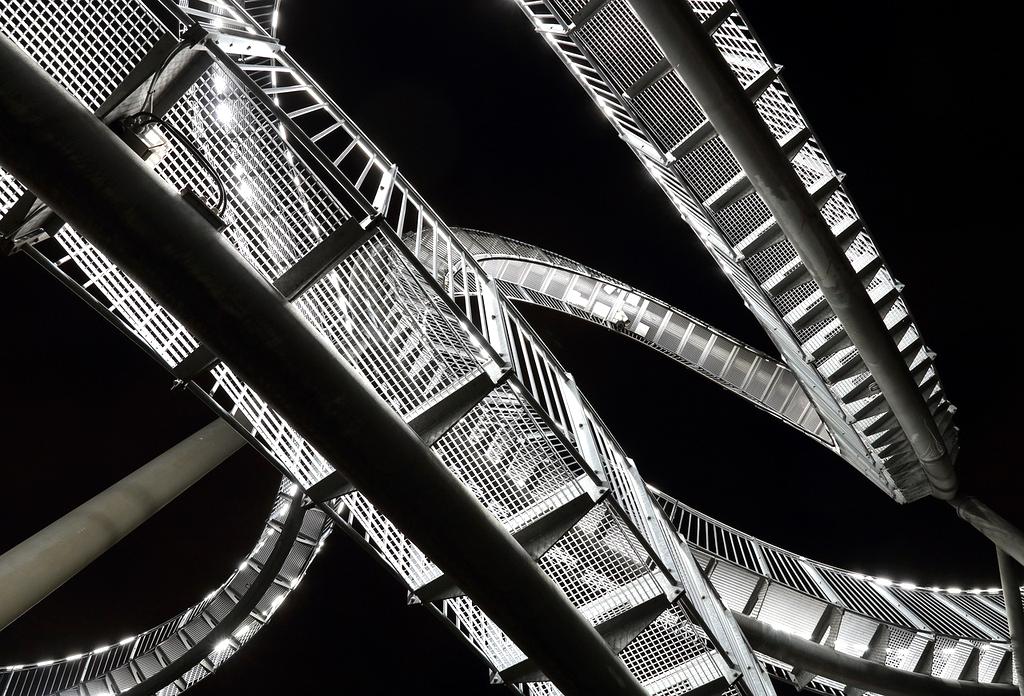 Step-by-step software installation flow on computer screen